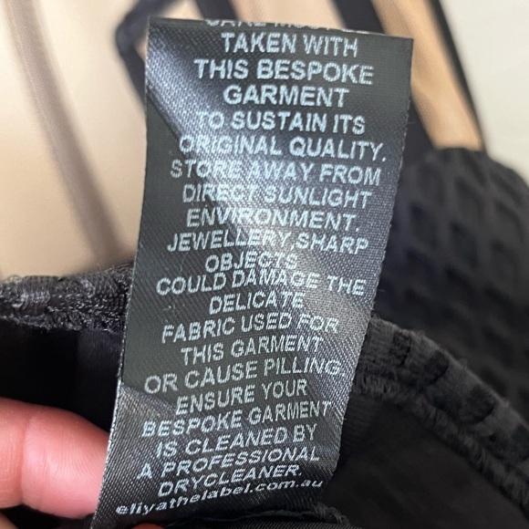 Elegant Black Dress - Picture 13 of 15